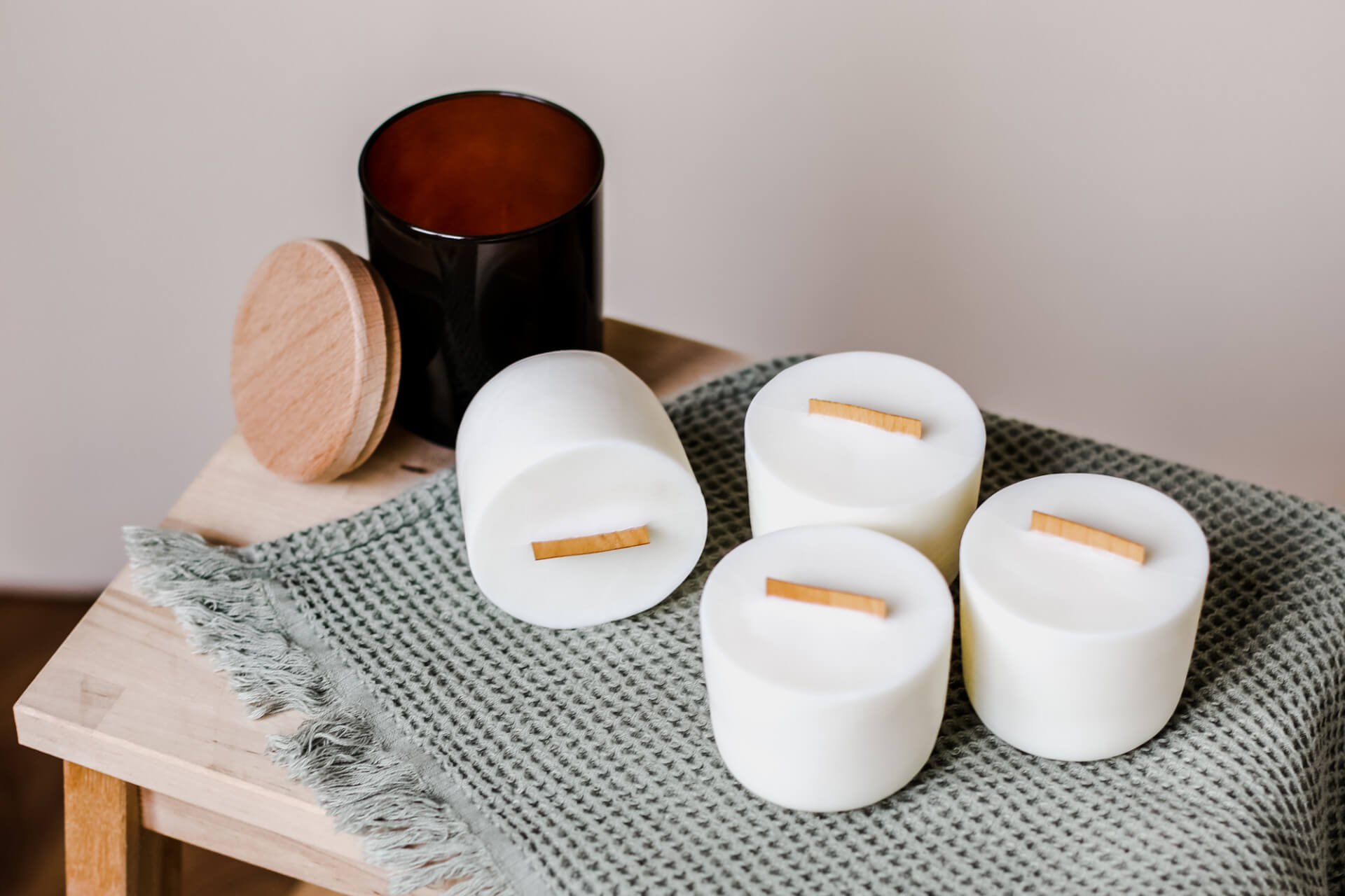 UpCandle Nachfüller Set mit Glas und Holzdeckel auf stilvoll gedecktem Holztisch – nachhaltige Refill Kerzen im Lifestyle Interieur Design