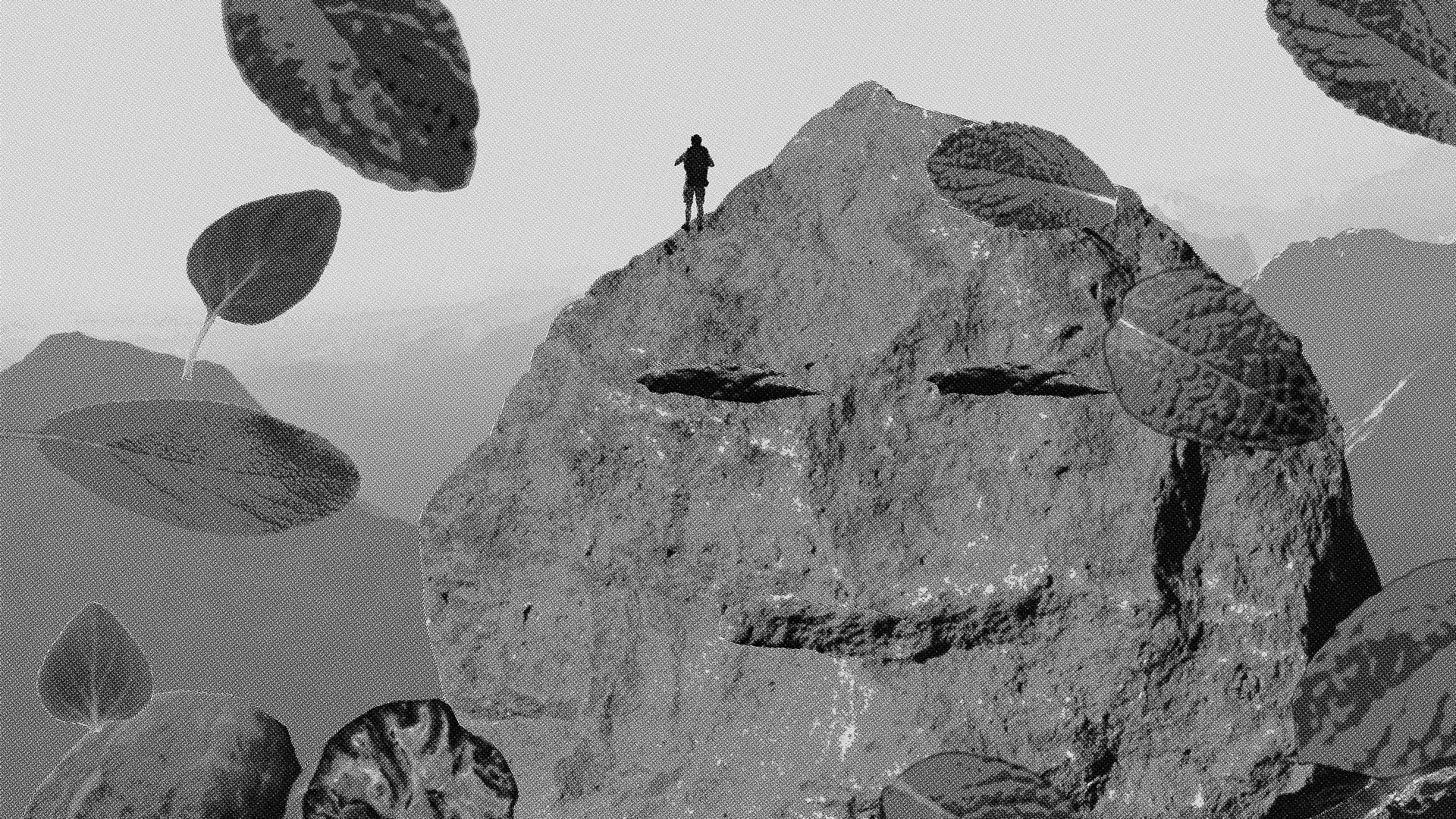 Schwarz-weiße Collage mit schmunzelndem Fels, Person auf der Spitze, tanzenden Minz- und Salbeiblättern sowie Muskatnuss – Symbolbild zur Duftkomposition der UpCandle Aromakerze Berg