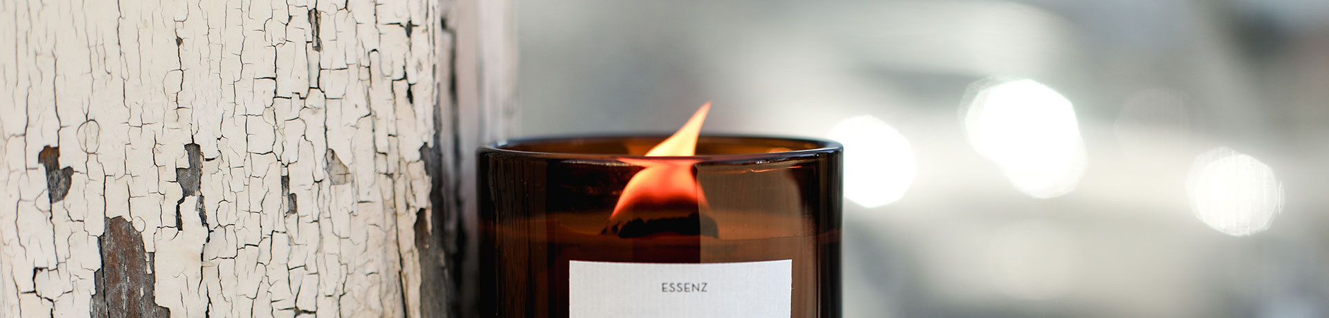 Brennende UpCandle Aromakerze mit Holzdocht aus regionalem Rapswachs, die ein knisterndes Lagerfeuer-Erlebnis bietet, nachhaltig produziert in Berlin