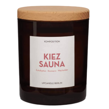 Natürliche Duftkerze Kiez Sauna im braunen Glas mit Holzdeckel: Belebender Energy-Duft aus Eukalyptus, Rosmarin, Minze und Wacholder, handgemacht in Berlin.