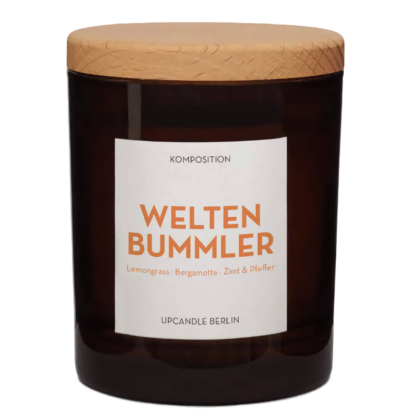 Natürliche Duftkerze Weltenbummler im stilvollen Glas mit hochwertigem Holzdeckel: Nachhaltige Rapswachskerze mit Bergamotte, Pfeffer und Zimt von UpCandle® aus Berlin.