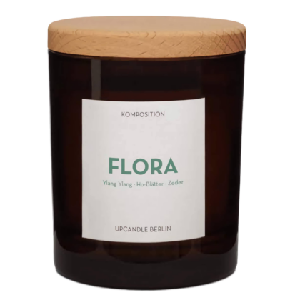 Natürliche Duftkerze Flora im eleganten Glas mit Holzdeckel & Holzdocht: Nachhaltige Rapswachskerze mit Ylang-Ylang, Zedernholz und Ho-Blättern von UpCandle® aus Berlin.
