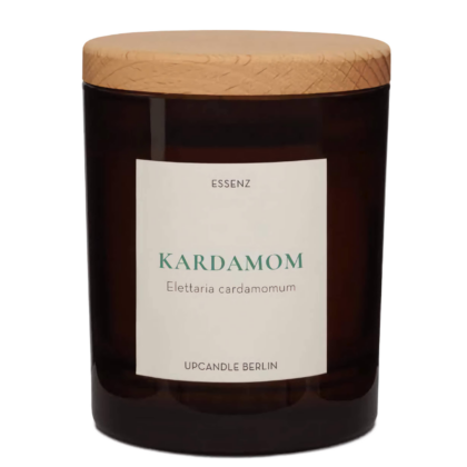 Natürliche Duftkerze Kardamom im braunen Glas mit edlem Buchenholzdeckel: Exotisch-würziger Duft, nachhaltig produziert und handgemacht in Berlin.