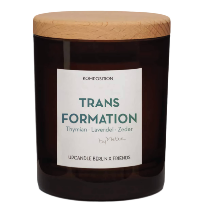 Natürliche Duftkerze Transformation im braunen Glas mit edlem Buchenholzdeckel: Tiefer Wohlfühlduft aus Thymian, Lavendel und Zeder, handgegossen in Berlin.