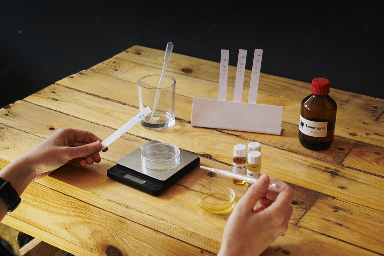 Entwicklung einer neuen Duftkomposition mit naturreinen ätherischen Ölen im UpCandle Aroma-Lab Berlin.